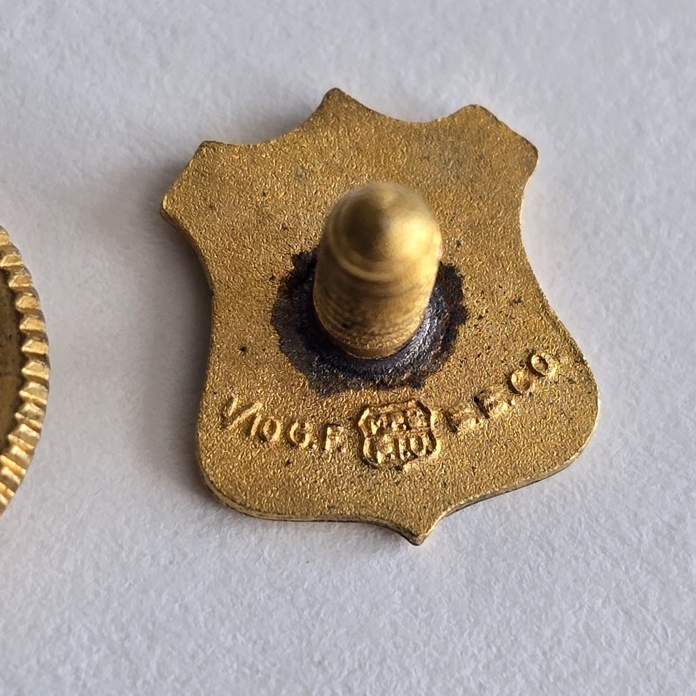 Vintage pin Labor Omnia Vincit Union Carpenters & Joiners brooch lapel - Picture 8 of 11